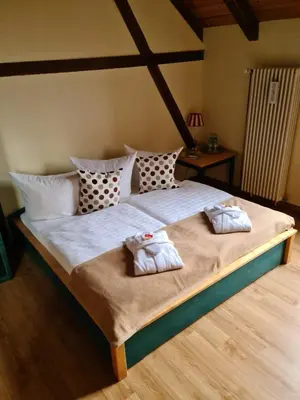 Ein Bett oder Betten in einem Zimmer der Unterkunft Zur Goldenen Kartoffel