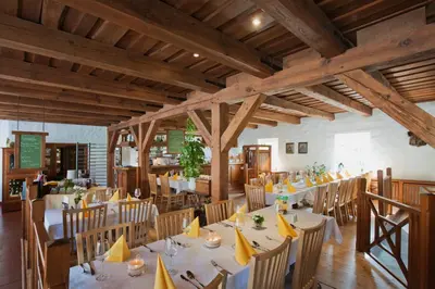 Ein Restaurant oder anderes Speiselokal in der Unterkunft Zur Goldenen Kartoffel