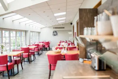 Ein Restaurant oder anderes Speiselokal in der Unterkunft Landhotel zum Baggernpuhl