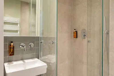 Ein Badezimmer in der Unterkunft Hotel Columbia Berlin am Platz der Luftbrücke