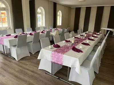 Ein Restaurant oder anderes Speiselokal in der Unterkunft Hotel und Restaurant Kranichsberg
