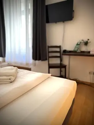 Ein Bett oder Betten in einem Zimmer der Unterkunft Erlanger Hof