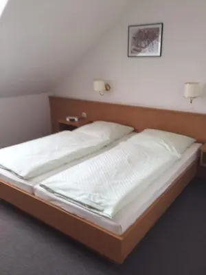 Ein Bett oder Betten in einem Zimmer der Unterkunft Hotel garni Zur Mühle