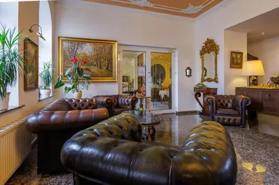 Ein Sitzbereich in der Unterkunft Hotel Fürstenhof