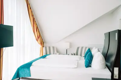 Ein Bett oder Betten in einem Zimmer der Unterkunft DämeritzSeehotel
