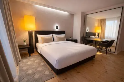 Ein Bett oder Betten in einem Zimmer der Unterkunft Hotel Adele am Alex