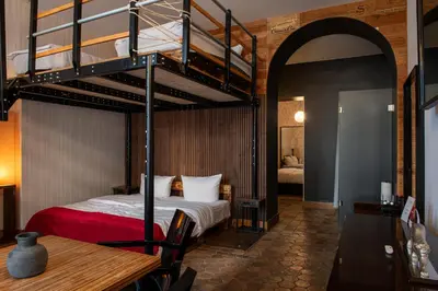 Ein Bett oder Betten in einem Zimmer der Unterkunft Hotel Adele am Alex