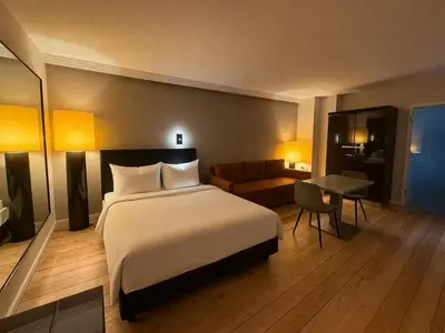 Ein Bett oder Betten in einem Zimmer der Unterkunft Hotel Adele am Alex