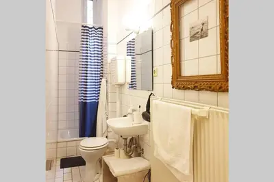 Ein Badezimmer in der Unterkunft 2 Room apartment in center Friedrichshain