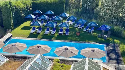Der Swimmingpool an oder in der Nähe von Hotel & SPA Sommerfeld - Adults Only