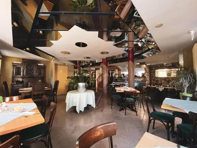 Ein Restaurant oder anderes Speiselokal in der Unterkunft Zum Grünen Turm