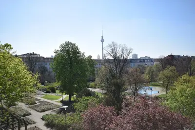 Der Swimmingpool an oder in der Nähe von Berlin Habitat