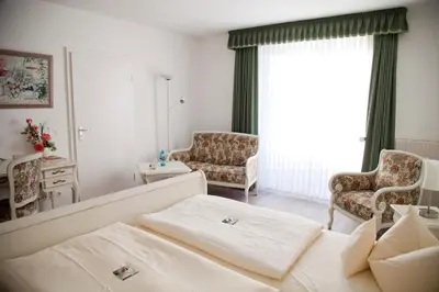 Ein Sitzbereich in der Unterkunft Flair Hotel Reuner