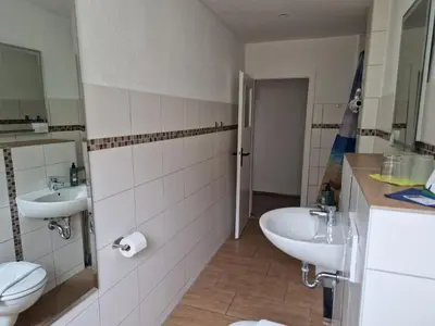 Ein Badezimmer in der Unterkunft Pension Stechlinsee