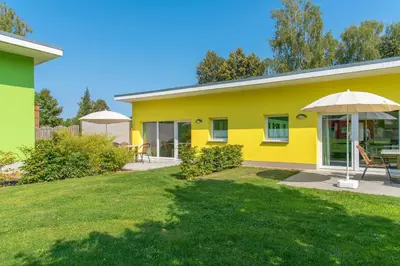 Das Gebäude in dem sich das Ferienhaus befindet