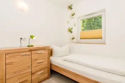 Ein Bett oder Betten in einem Zimmer der Unterkunft Bungis - 28 Ferienhäuser Am Grimnitzsee Barrierefrei G9