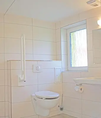 Ein Badezimmer in der Unterkunft Bungis - 28 Ferienhäuser Am Grimnitzsee Barrierefrei G9