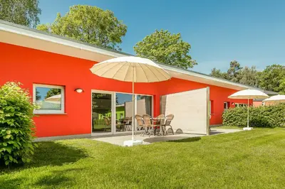 Ein Garten an der Unterkunft Bungis - 28 Ferienhäuser Am Grimnitzsee G7