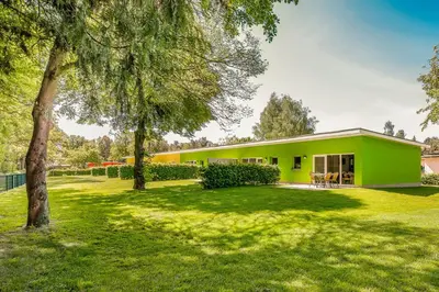 Ein Garten an der Unterkunft Bungis - 28 Ferienhäuser Am Grimnitzsee G7