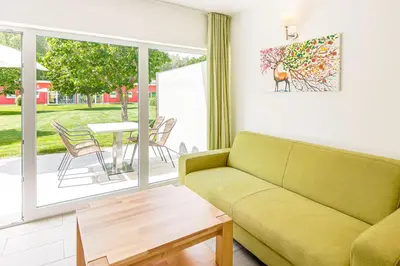 Ein Sitzbereich in der Unterkunft Bungis - 28 Ferienhäuser Am Grimnitzsee G7