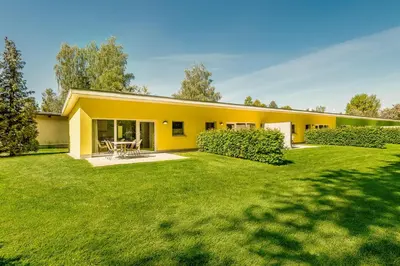 Ein Garten an der Unterkunft Bungis - 28 Ferienhäuser Am Grimnitzsee G3
