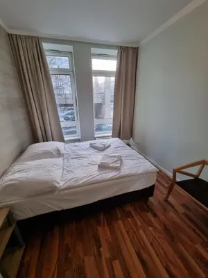 Ein Bett oder Betten in einem Zimmer der Unterkunft Puschkin Rooms