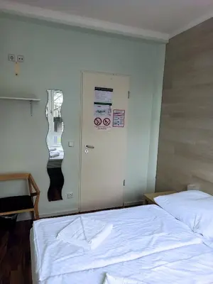 Ein Bett oder Betten in einem Zimmer der Unterkunft Puschkin Rooms
