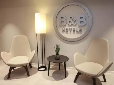 Ein Sitzbereich in der Unterkunft B&B HOTEL Berlin Genshagen-Nord