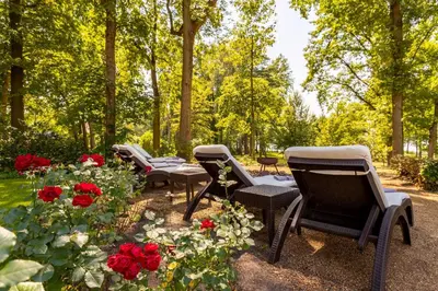 Ein Garten an der Unterkunft Victoria Suites
