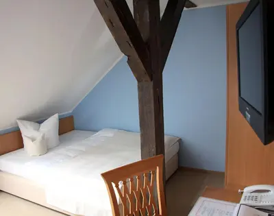Ein Bett oder Betten in einem Zimmer der Unterkunft Zum Alten Hafen