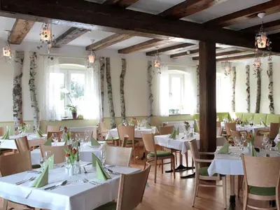 Ein Restaurant oder anderes Speiselokal in der Unterkunft Zum Alten Hafen
