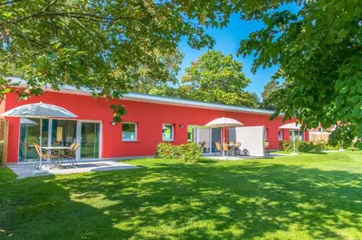 Das Gebäude in dem sich das Ferienhaus befindet