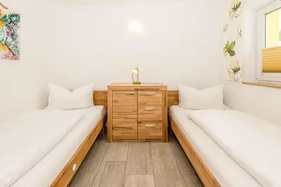 Ein Bett oder Betten in einem Zimmer der Unterkunft Bungis - 28 Ferienhäuser Am Grimnitzsee G8