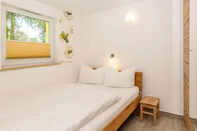 Ein Bett oder Betten in einem Zimmer der Unterkunft Bungis - 28 Ferienhäuser Am Grimnitzsee G4