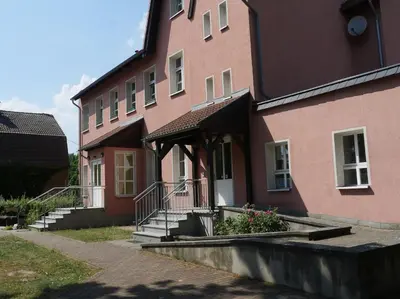 Das Gebäude in dem sich das Privatzimmer befindet