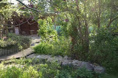 Ein Garten an der Unterkunft Ferienwohnung in Peetzig am See