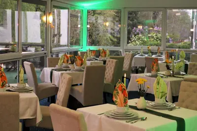 Ein Restaurant oder anderes Speiselokal in der Unterkunft Hotel Mohr & Spa
