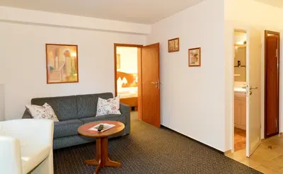 Ein Sitzbereich in der Unterkunft Hotel am Katharinenholz
