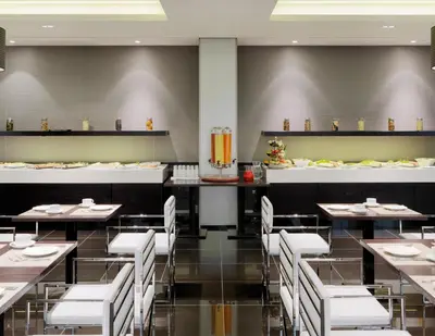 Ein Restaurant oder anderes Speiselokal in der Unterkunft H10 Ku'Damm Lofts