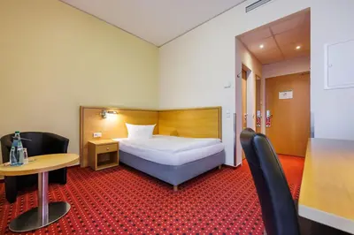 Ein Bett oder Betten in einem Zimmer der Unterkunft Airporthotel Berlin-Adlershof