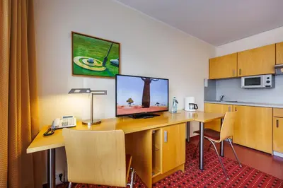 Küche/Küchenzeile in der Unterkunft Airporthotel Berlin-Adlershof