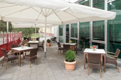 Ein Restaurant oder anderes Speiselokal in der Unterkunft Airporthotel Berlin-Adlershof