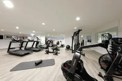 Das Fitnesscenter und/oder die Fitnesseinrichtungen in der Unterkunft Airporthotel Berlin-Adlershof