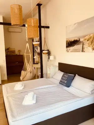 Ein Bett oder Betten in einem Zimmer der Unterkunft GartenLoft mit Outdoor Whirlpool und Garten