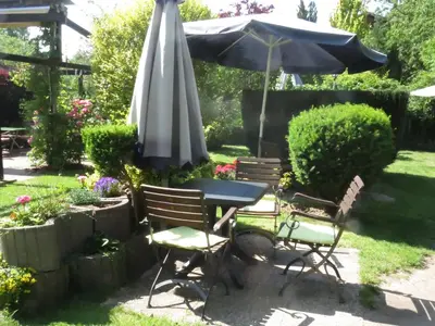 Ein Garten an der Unterkunft Gast-& Logierhaus Am Rheinsberger See