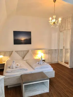 Ein Bett oder Betten in einem Zimmer der Unterkunft Gast-& Logierhaus Am Rheinsberger See