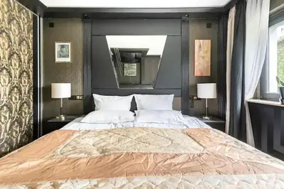 Ein Bett oder Betten in einem Zimmer der Unterkunft Miet-Kamp ruhig, zentral, nahe Messe, ausgefallenes design 2 Schlafzimmer