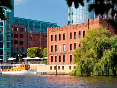 Blick auf einen Fluss in der Nähe des Hotels