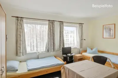 Ein Sitzbereich in der Unterkunft Pension GP3, Zimmer mit Kochnische und Duschbad vor den Toren Berlins