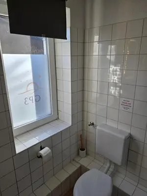 Ein Badezimmer in der Unterkunft Pension GP3, Zimmer mit Kochnische und Duschbad vor den Toren Berlins